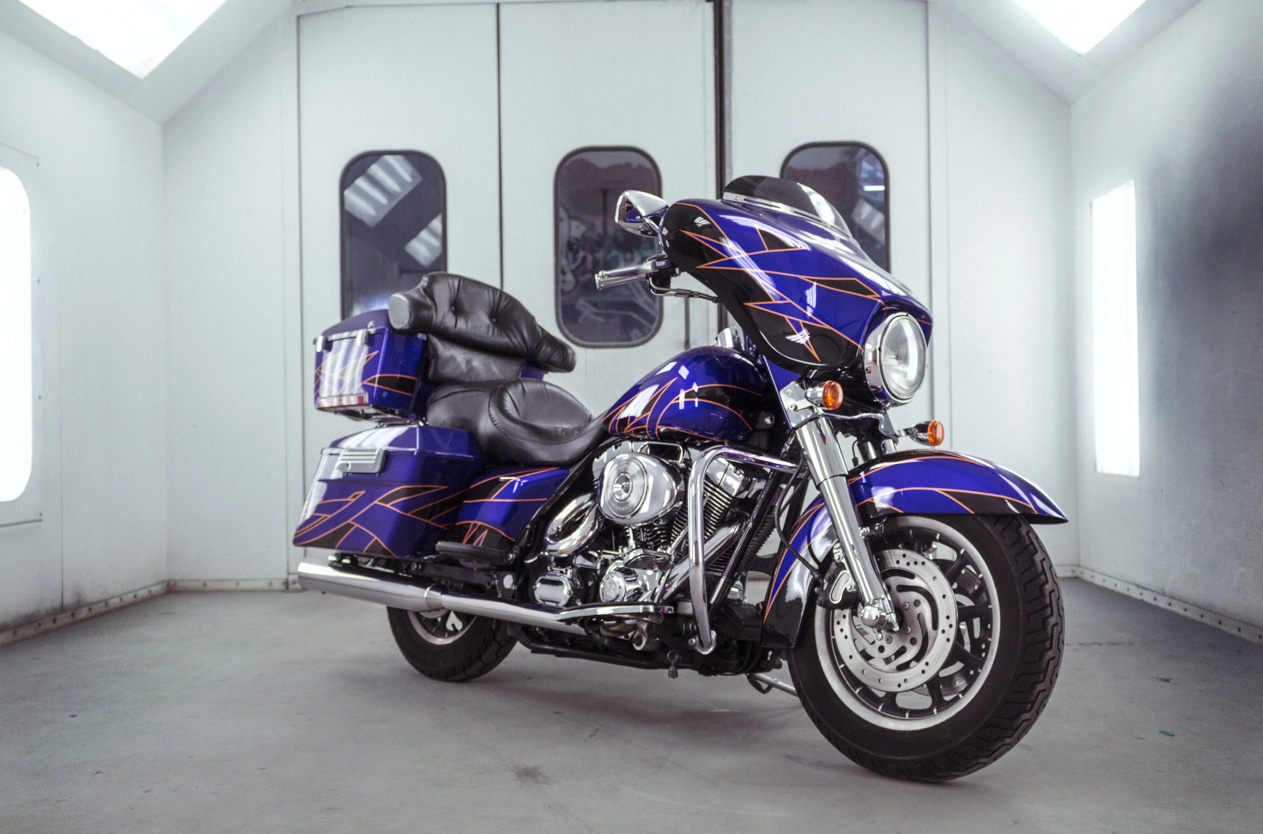 Harley-Davidson Bagger: Purple + Orange Full Custom Paint