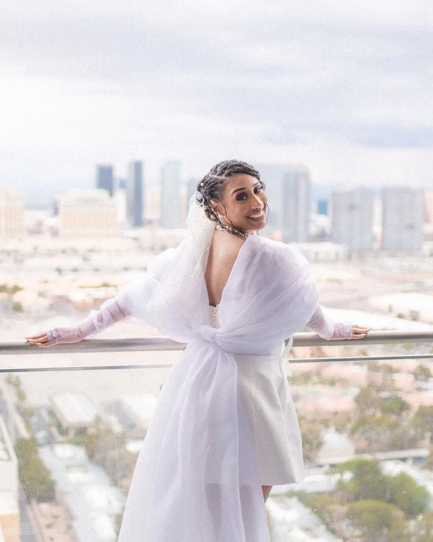 Skylines in the desert hit different 

#connecticutphotographer #connecticutbride #lasvegaswedding