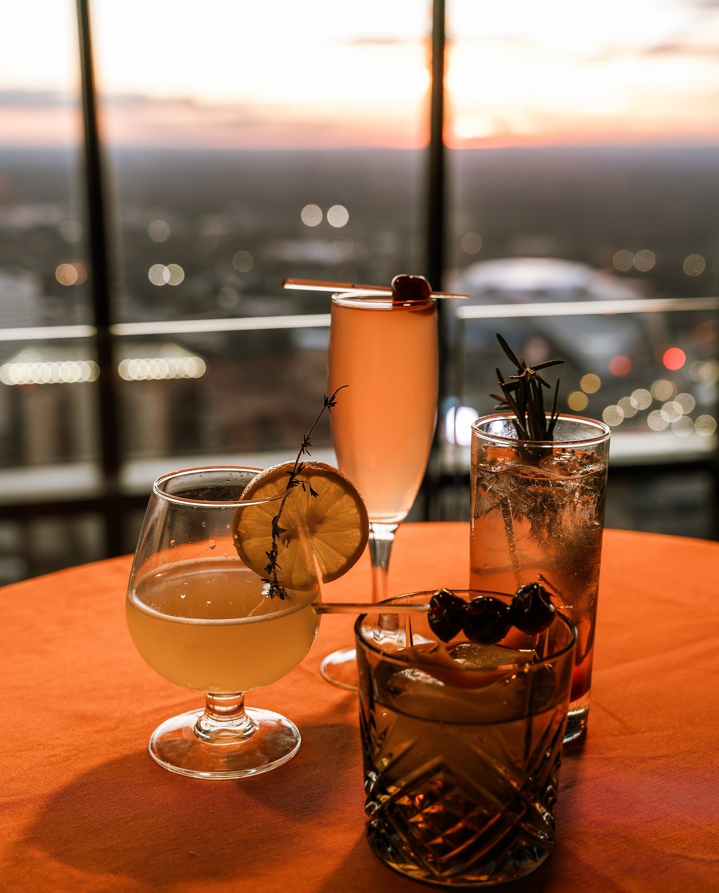 Work hard, sip harder. The new Sun Dial Bar isn&rsquo;t just a place to unwind&mdash;it&rsquo;s your perfect spot for both business and pleasure. 🍸
#SunDialRestaurant #WestinPeachtreePlaza #AtlantaDining
