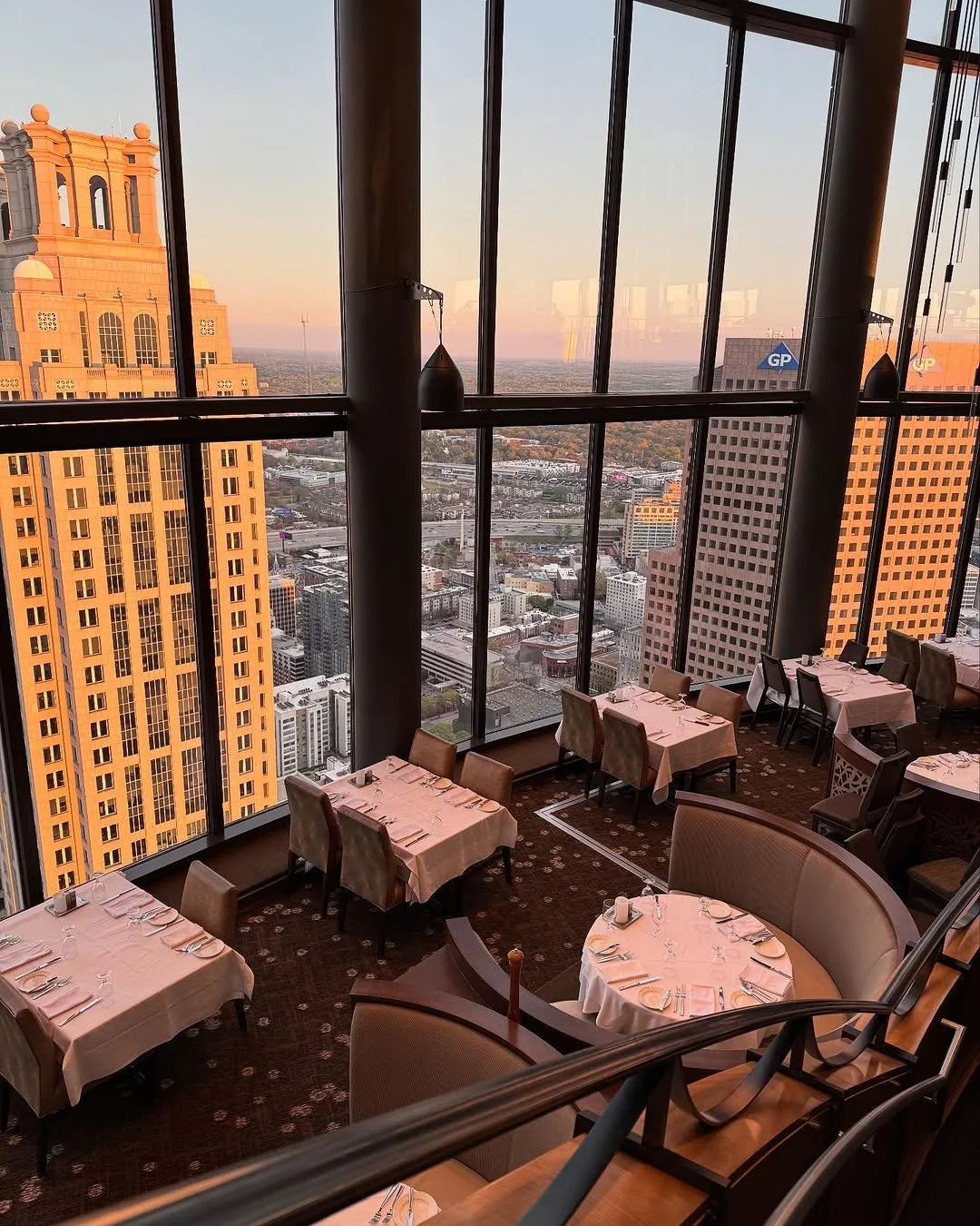 From sun-drenched lunches to sparkling nightcaps, the view evolves, and so does the vibe. Care to see it for yourself? ⭐
📷: @keving3_, @maryneella94
#SunDialRestaurant #WestinPeachtreePlaza #AtlantaDining #AtlantaRestaurants #AtlantaViews