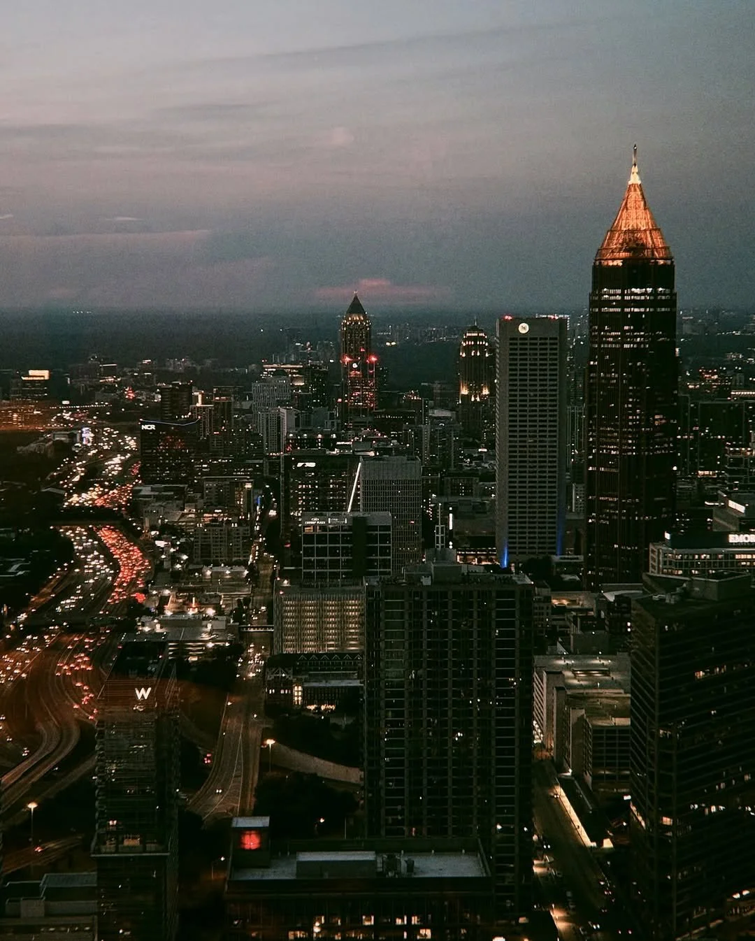 New Year's Eve tip: always choose the spot with great drinks, sky-high views, and good vibes all around. Guess we'll see you at the Sun Dial Bar! 😉
📷: @cameronboyle._
#SunDialRestaurant #WestinPeachtreePlaza #AtlantaDining #AtlantaRestaurants #Atla