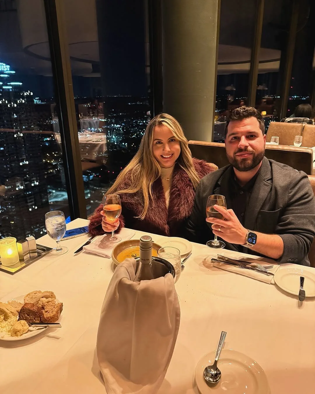 Holiday dates hit different when you can see the entire city sparkling below you. Bring your favorite person and let the view seal the deal. ❤️
📷: @rodolfo.vazquez.93
#SunDialRestaurant #WestinPeachtreePlaza #AtlantaDining #AtlantaRestaurants #Atlan