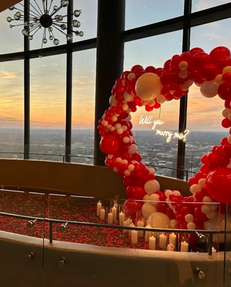 Thinking about popping the question? 💍 We know a spot 72 stories up with just the right amount of wow.
📷: @presentingatlanta

#SunDialRestaurant #WestinPeachtreePlaza #AtlantaDining #AtlantaRestaurants #AtlantaViews