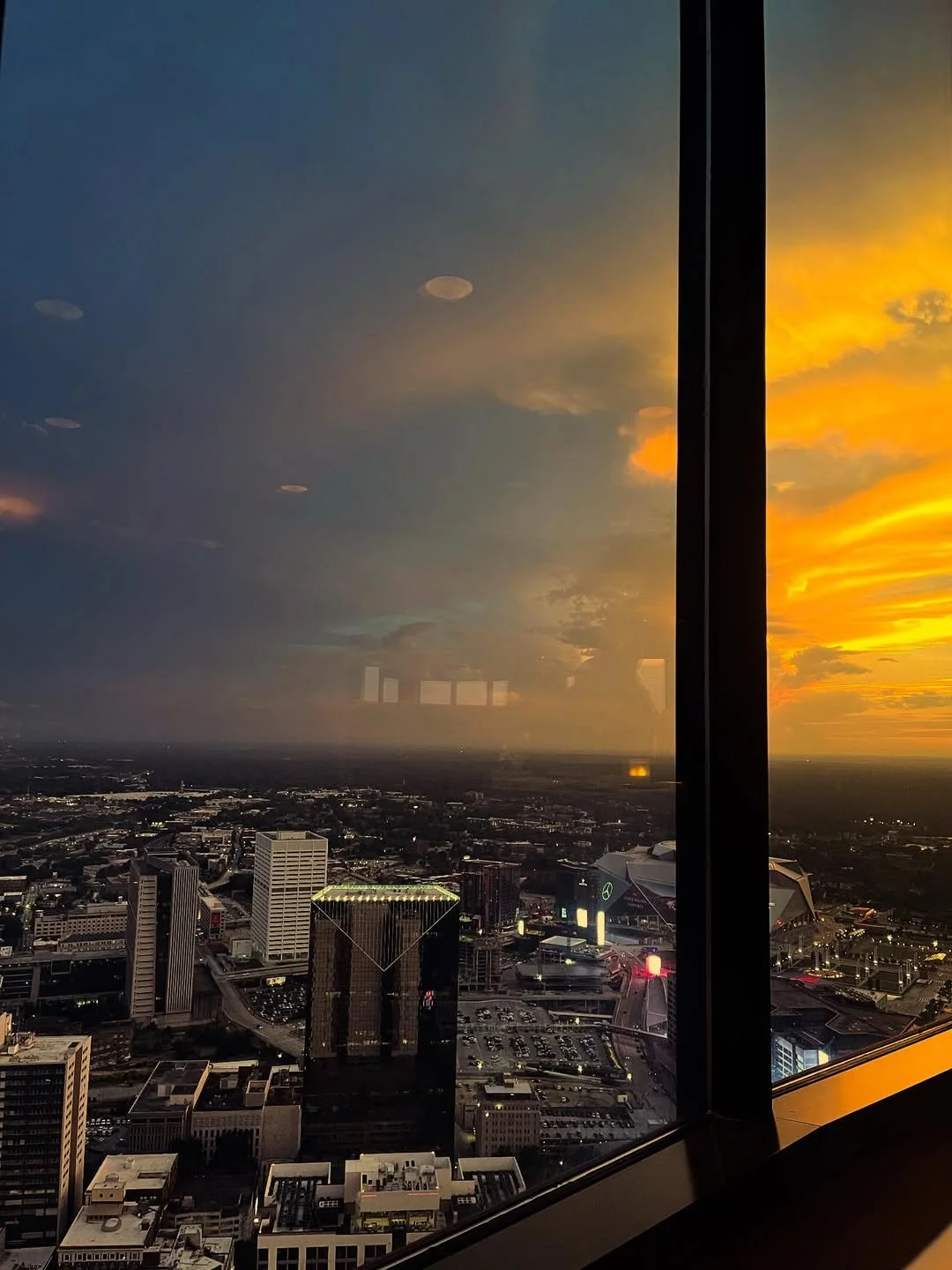 If you&rsquo;re chasing sunsets, you&rsquo;re going to want this view. 🌇
📷: @tashelly.nagamine

#SunDialRestaurant #WestinPeachtreePlaza #AtlantaDining #AtlantaRestaurants #AtlantaViews