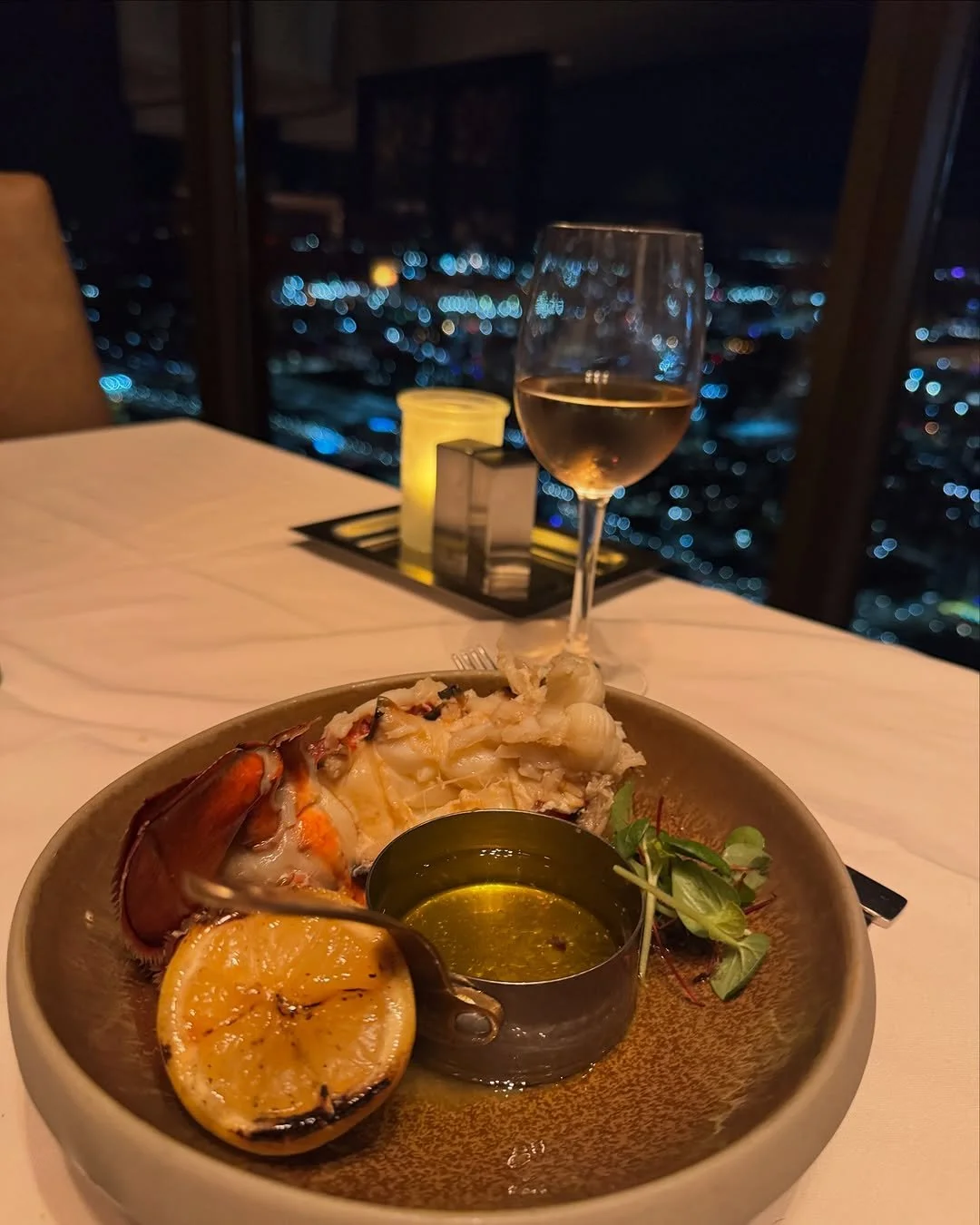 Because average nights aren&rsquo;t our thing. 🥂 

📷: @rodolfo.vazquez.93, @m_ou14_
#SunDialRestaurant #SunDialBar #ATLViews