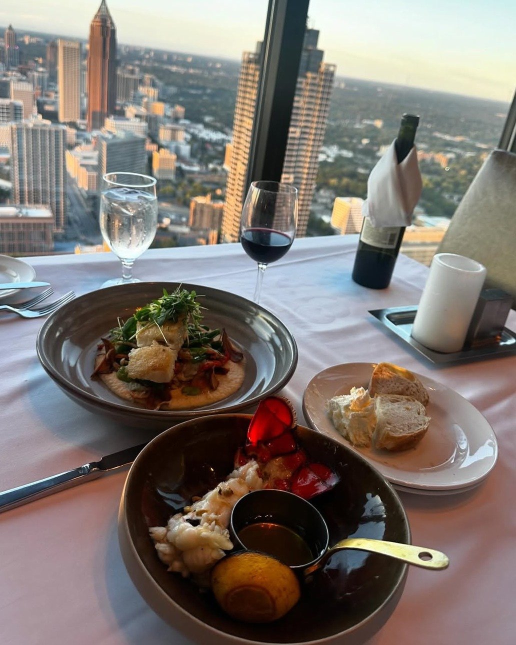 Come for the views, stay for the flavors. 

Welcome to Sun Dial. 🍽️

📷: @iamduniacalderon
#SunDialBar #WestinPeachtreePlaza #AtlantaDining