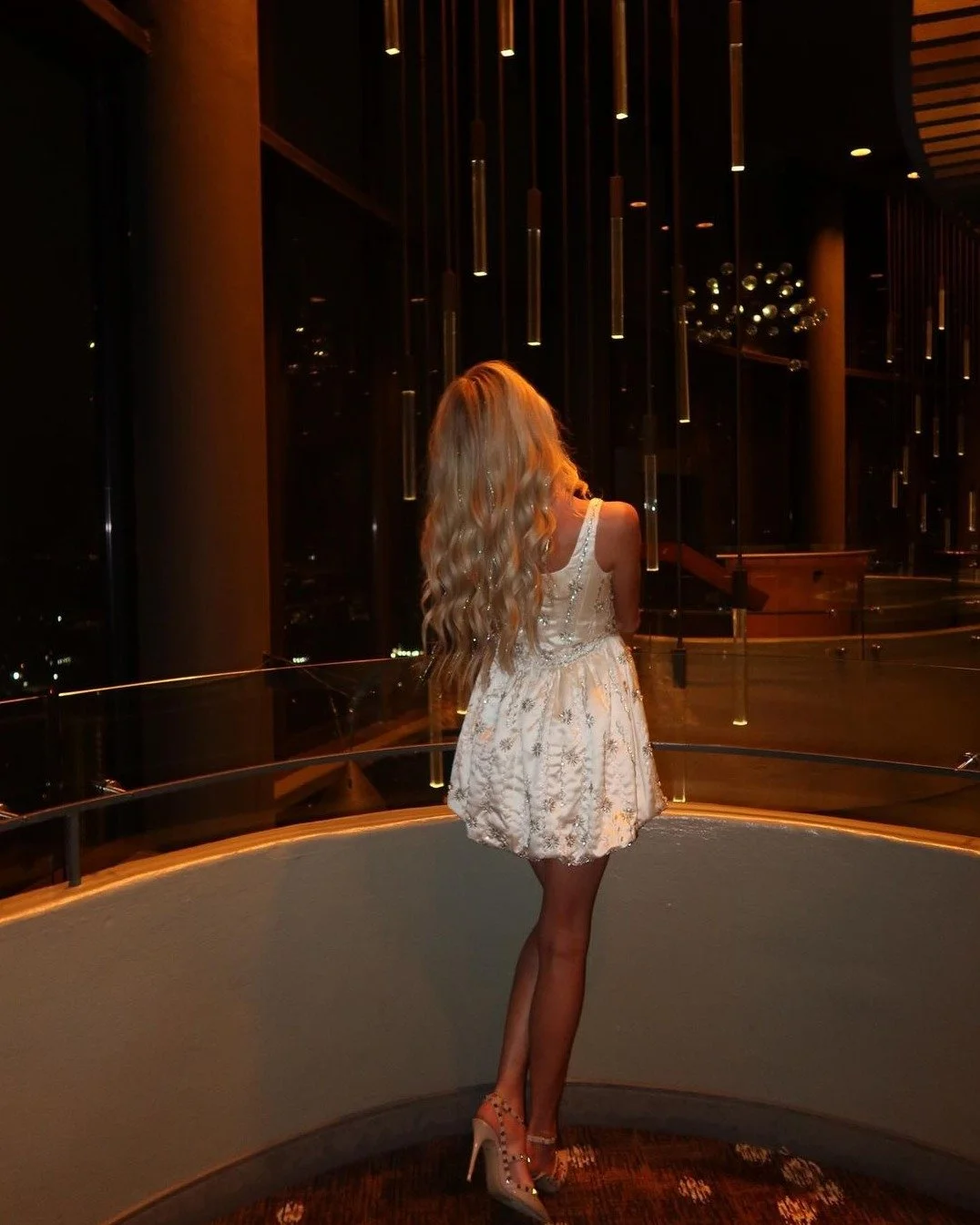 Dressed up. Drinks ready. 💄

Girls&rsquo; night at Sun Dial Restaurant, Bar &amp; View is made for lingering&mdash;cocktails poured, shareable plates passed around, and skyline views setting the backdrop for a night that unfolds at its own pace.

📷