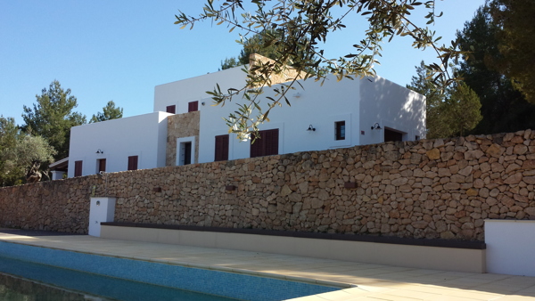 Local building techniques were employed to maintain the flavor of the region, while emphasizing the massive presence of sand stone walls, and creating various plot levels which anchor the pool and a monolithic mass façade of the double high wall. The local stone provides a marked optical contrast between the brilliant reflection of pure white rooms both new and established.