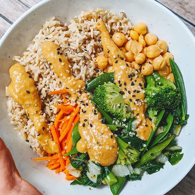Basmati Rice Bowl with Apricot Ginger Dressing

I was inspired by @thefullhelping Apricot Ginger Dressing for this one:
Brown basmati rice, chickpeas, 🥕, 🥦, snap peas, bok choy. Sprinkled with hemp seeds and black sesame.

My #oilfreevegan version 