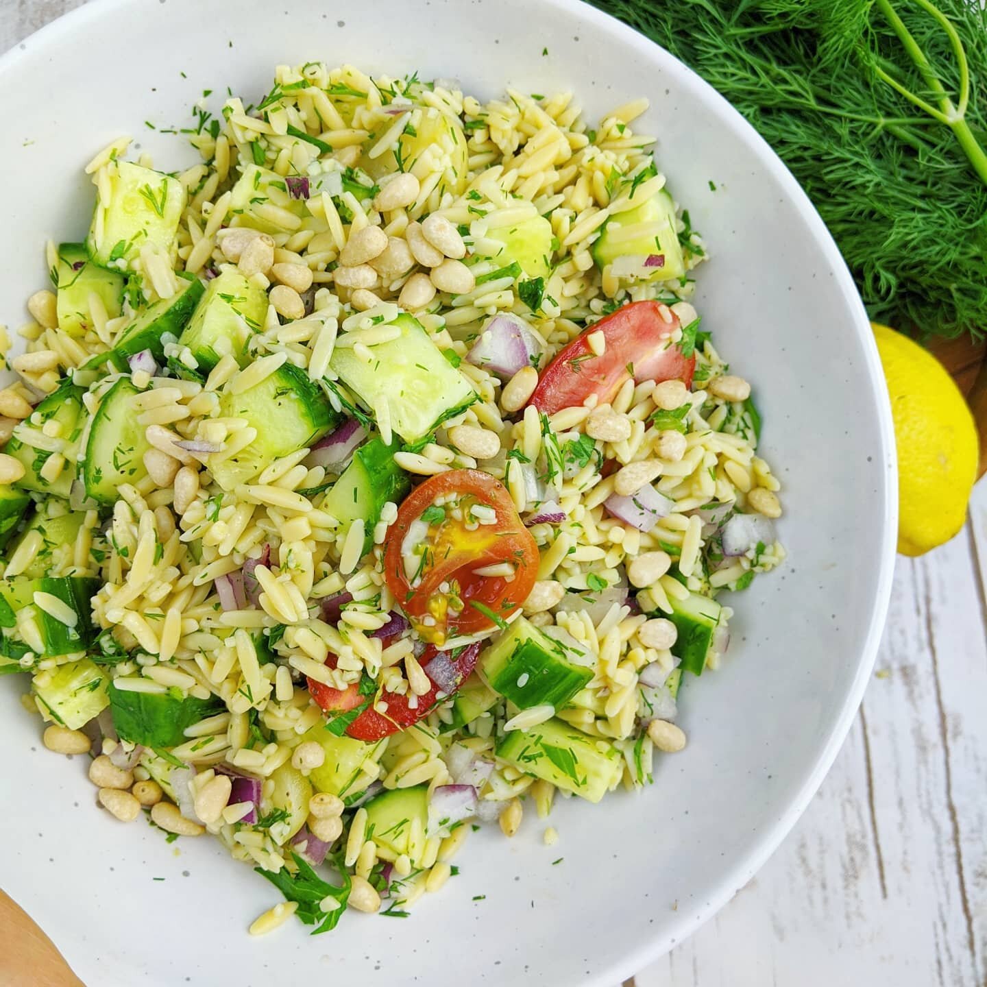 Tomato Cucumber Orzo Salad
.
Need a simple dinner for @meatlessmonday ?
Want a quick, healthy lunch?
This is it! 
🍅🥒🍋
Use @eatbanza chickpea rice to pack the #veganprotein and keep it #glutenfreepasta 
.
Ingredients:
3/4 cup @eatbanza chickpea ric
