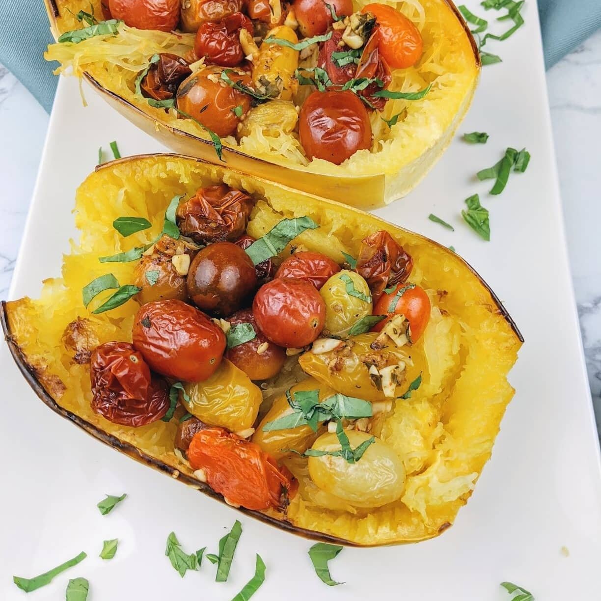 Roasted Spaghetti Squash Bowls with Roasted Cherry Tomatoes
.
Did you know... An entire spaghetti squash only has about 210 calories? 🤷
Plus, it's loaded with healthy fiber, vitamins, and minerals... Then again, all plants are 🙄
.
These roasted Spa