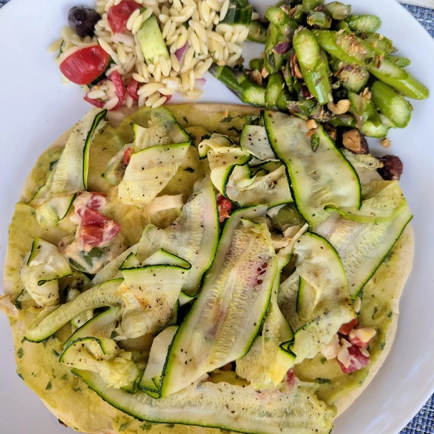 Mediterranean #plantbased menu for a summer party: 
🫒 Homemade flatbread with roasted garlic pesto and zucchini @kmschi819 
🫒 "Connie's Crack" inspired by @connie_engel_realestate 
🫒 Charred Romanesco with pistachio chive pesto
🫒 Greek 