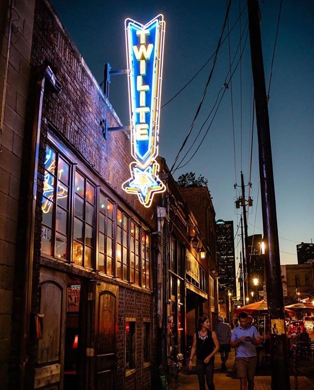 Looking for a chill night out paired with great music? Check out @thetwilitelounge for a great time!  The bartenders make a mean old-fashioned and treat you like family. Thank for sharing, @alandcvan!