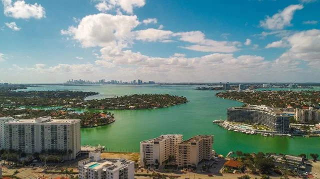 Looking to live in paradise?? &bull;&bull;
Contact me for any Real Estate inquiries 🇺🇸🇧🇷🇮🇱🇪🇸 vivi@wolak.me 🇺🇸🇧🇷🇮🇱🇪🇸 viviwolak.com
@wolakrealestate &bull; &bull; 
#miami #miamirealestate #realestate #topproducer #luxury #luxuryrealesta