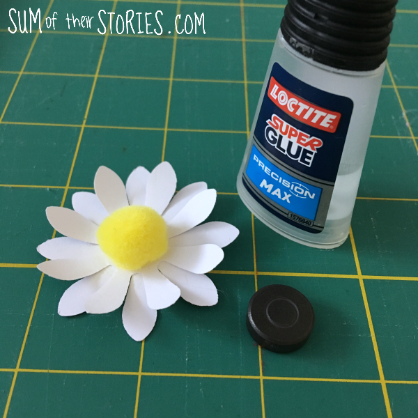 Make a pom pom diasy magnet