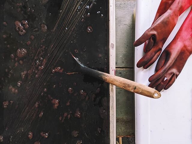 Dye day 🖤⏳⚗️ (really dye fortnight) A simmering pot of logwood and broom corn. The broom corn was presoaked in an iron bath and will emerge an inky black. My favorite!