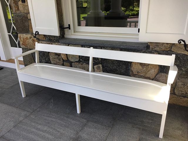 Front porch benches in place just in time for the #holidayweekend #outdoorfurniture #benchseating #frontporch #classic #greenwichct #summerwhite #keepitsimple #exteriordesign #exteriorstyling #homedesign #gardendesign #boywonderdesign