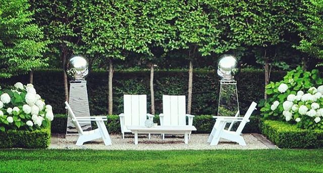 Garden vignette by @robinkramergardendesign #gardendesigner #gardenvignette #outdoorliving #exteriordesign #greenandwhite #gardenstyle #summerstyle #boywonderdesign