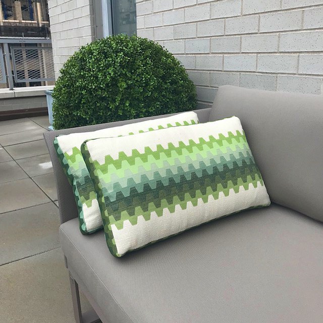 This pair found the perfect spot #upontheroof #nyc #perfectpair #rooftopliving #outdoorfurniture #exteriordesign #throwpillows #greendays #pattern #textiles #instagood #boywonderdesign
