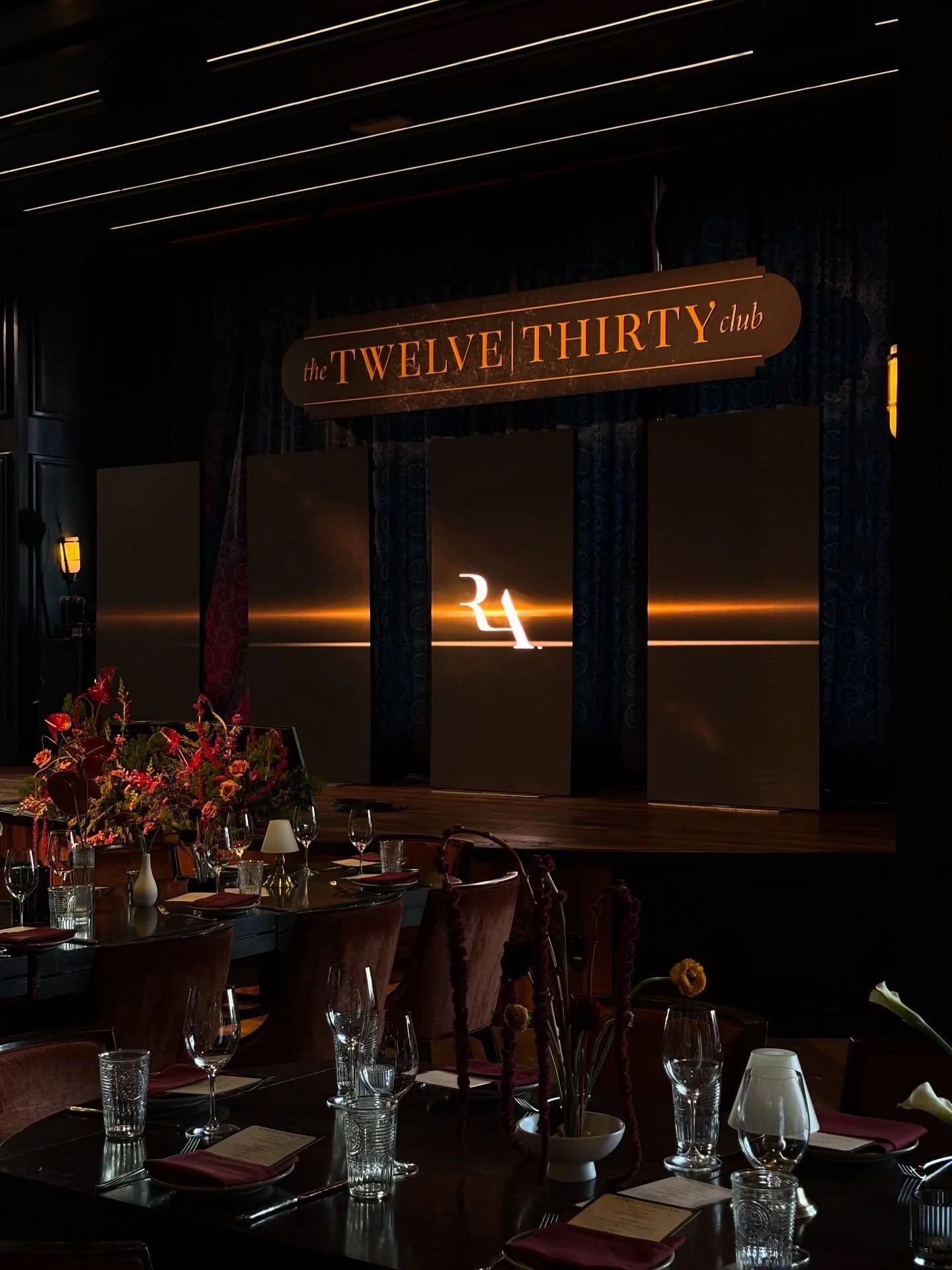 Your clients said &ldquo;we trust you&rdquo; and this is how it turned out! 😍 

What a lovely opportunity to see @ll.floral turn an already gorgeous room into something even more spectacular! I love her eye for everything she creates. Make sure you 