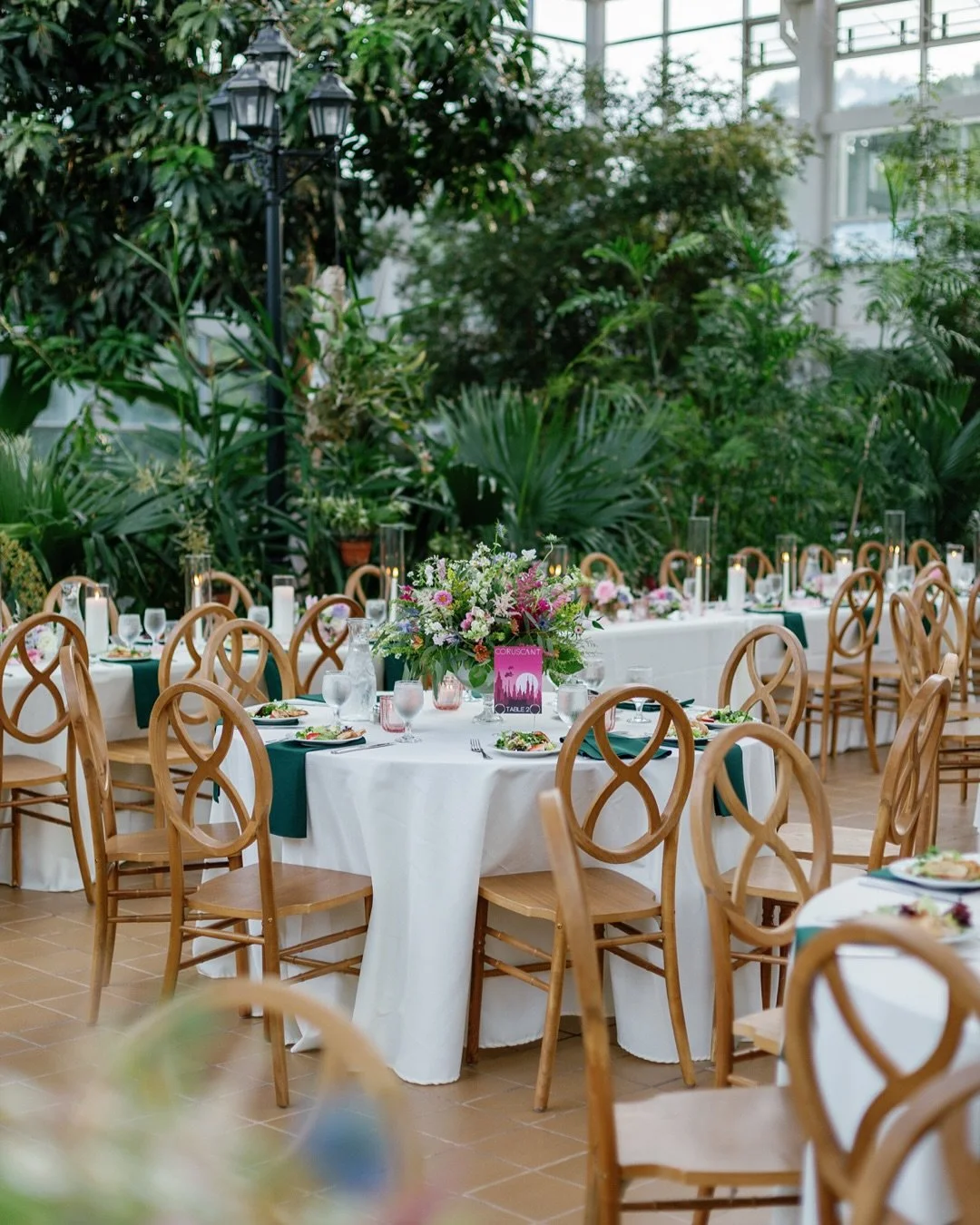 Set among the lucious @botanicalgarden_ga Conservatory gardens, colorful florals meet a love of Star Wars in the sublist way 🛸🌈💫

The team🌸

Couple @ally_konishi @alex_patton 
Planning &amp; Coordination @champagnestrategies
Photography @madieice