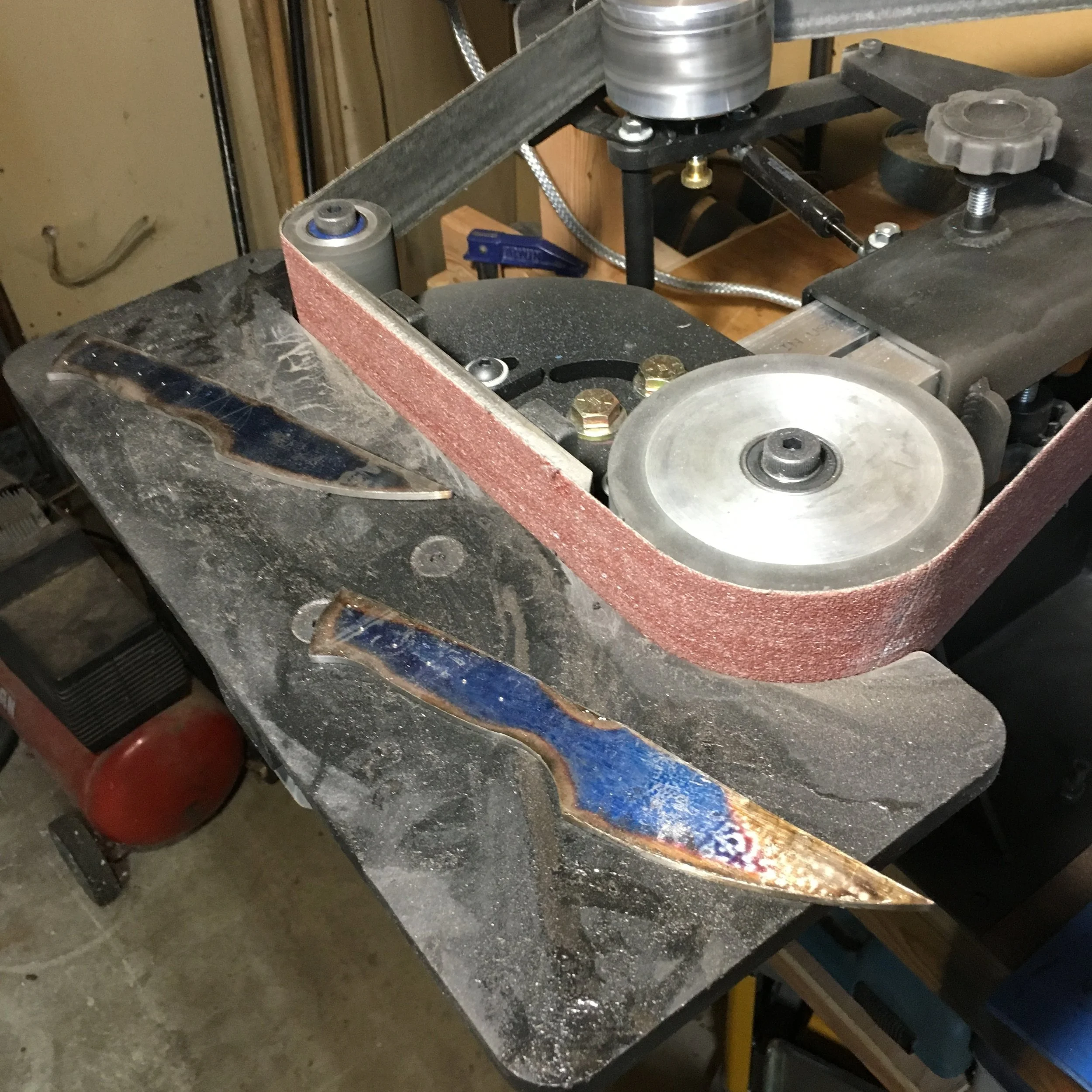 Profiling is a breezy with the option of a 2" or 5" contact wheel and a flat platen all in the same place. Check out that beefy work rest. All this is includes with the complete Black Fox ONE.