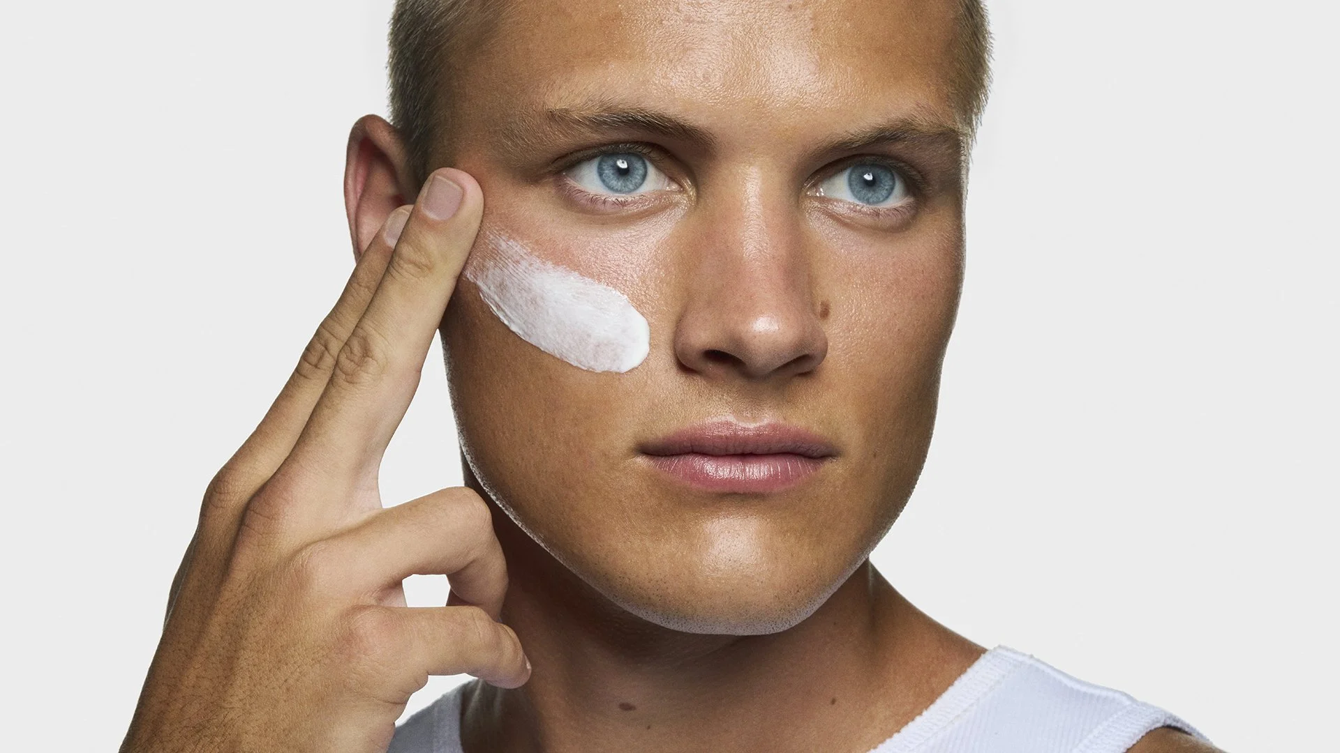 Untitled-3_0002_HOWTO_FACIALFUEL_SPF_APPLYING.jpg