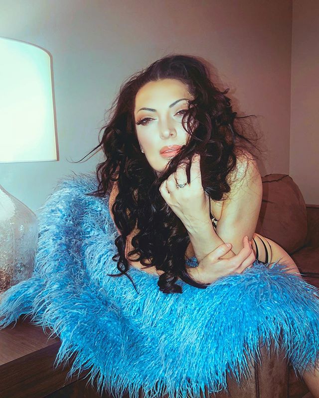 🖤My love is the evenin' breeze touchin' your skin.
@sarahgarrett7730 .
.
.
.
.
.
#oohlala #theoohlala #retro #babe #photography #babetown #lover #bombshell #sexy #blog #models #portraitphotography #blogger #eatitup #grlpwr #photoshoot #az #feels #ph