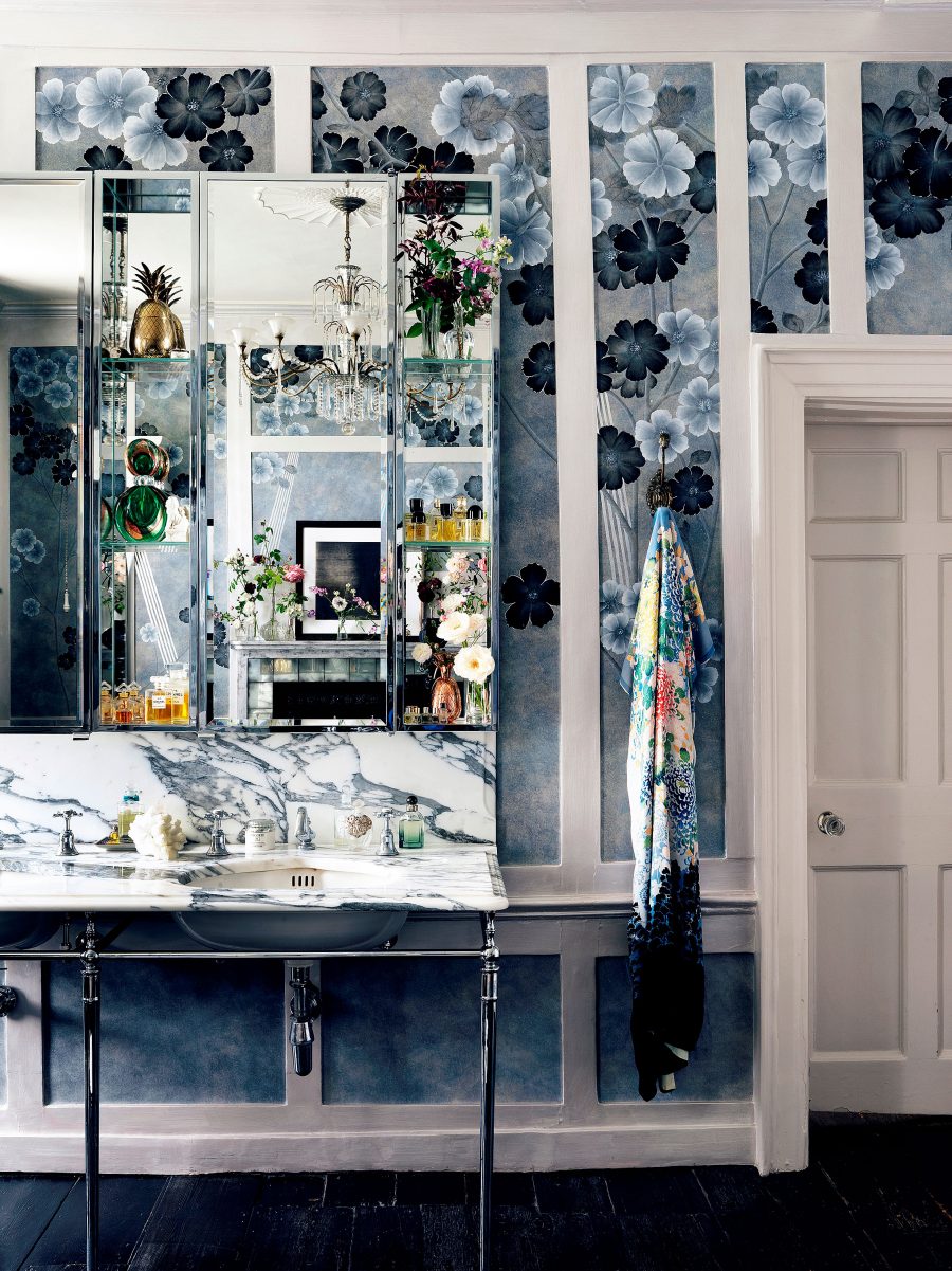 de-Gournay-with-Kate-Moss-hanlowd-painted-Anemones-in-Light-wallpaper-Dusk-colourway-II-900x1201.jpg