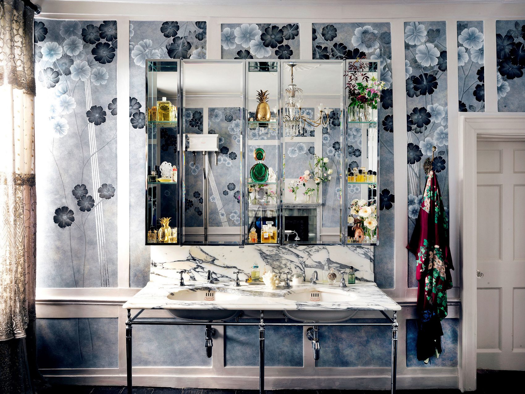 de-Gournay-with-Kate-Moss-hand-painted-Anemones-in-Light-wallpaper-Dusk-colourway-Iow-1700x1274.jpg