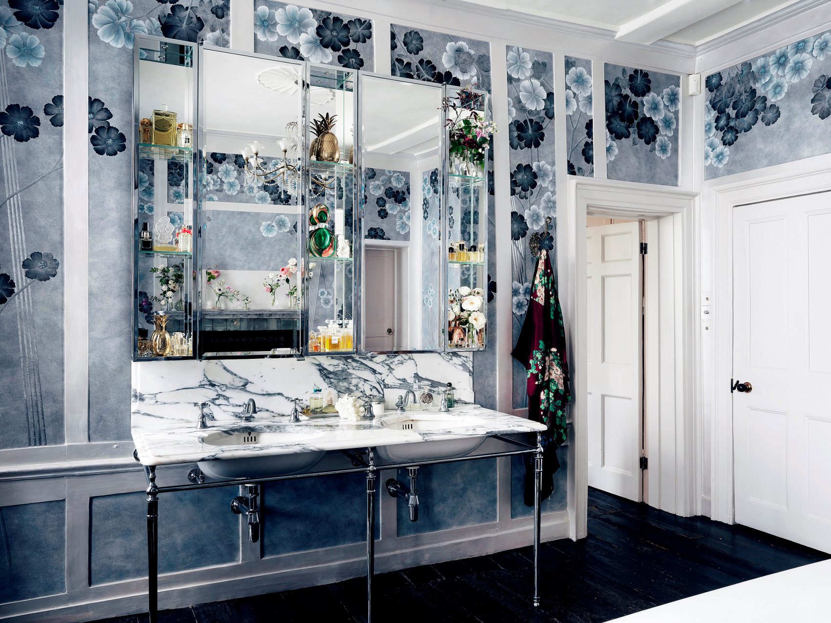 de-Gournay-with-Kate-Mosslooow-hand-painted-Anemones-in-Light-wallpaper-Dusk-colourway-IV-1700x1274.jpg