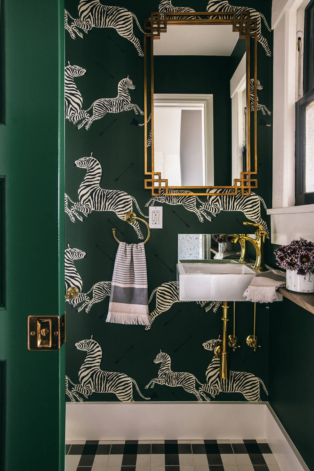 Low On Space But High On Style 20 Super Tiny Powder Rooms With Incredible Design Dlghtd