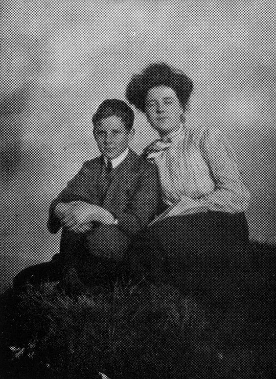 Katherine Mansfield and her brother Leslie in Wellington in 1907.