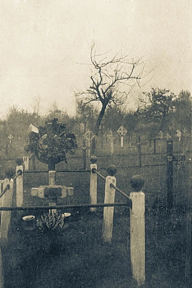8-11 seddon cross in France CWGC.jpg