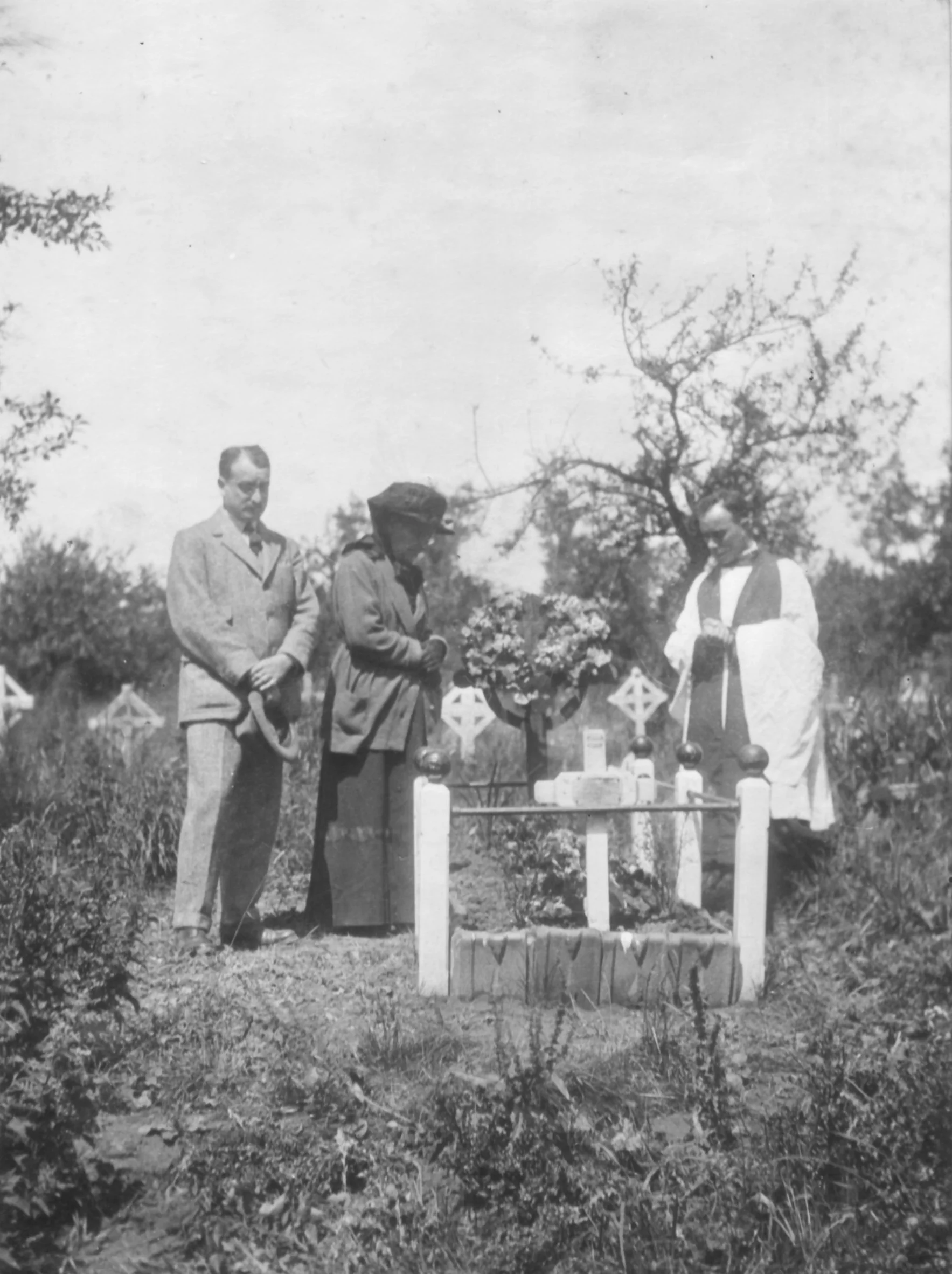 Dick's grave France family visiting est.jpg