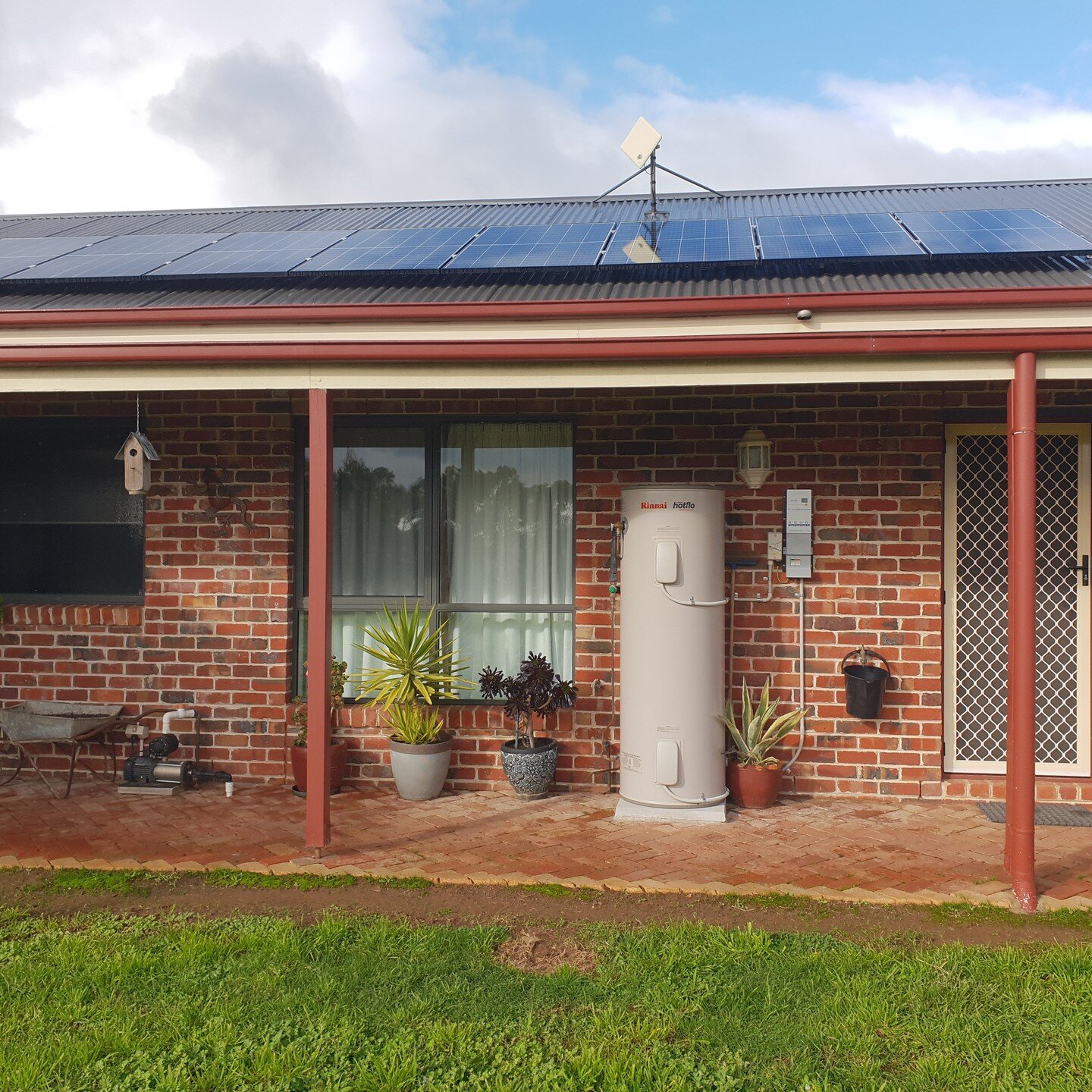 Off Grid Solar Hot Water.
Bulletproof system by Plasmatronics.
6-8 Solar panels running a conventional electric hot water heater, ideal for houses with plenty of roof space.