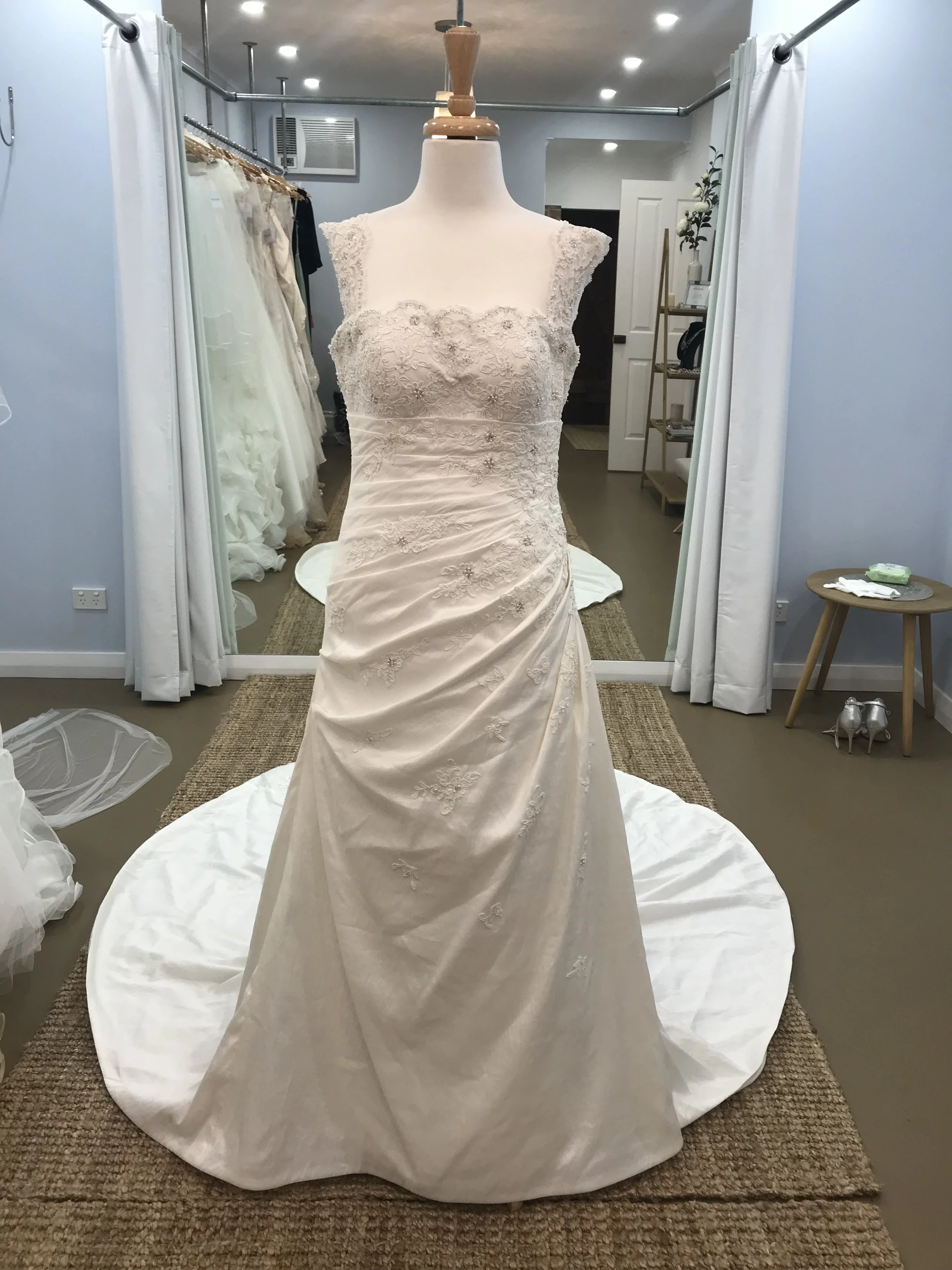 Essense of Australia - Size 12