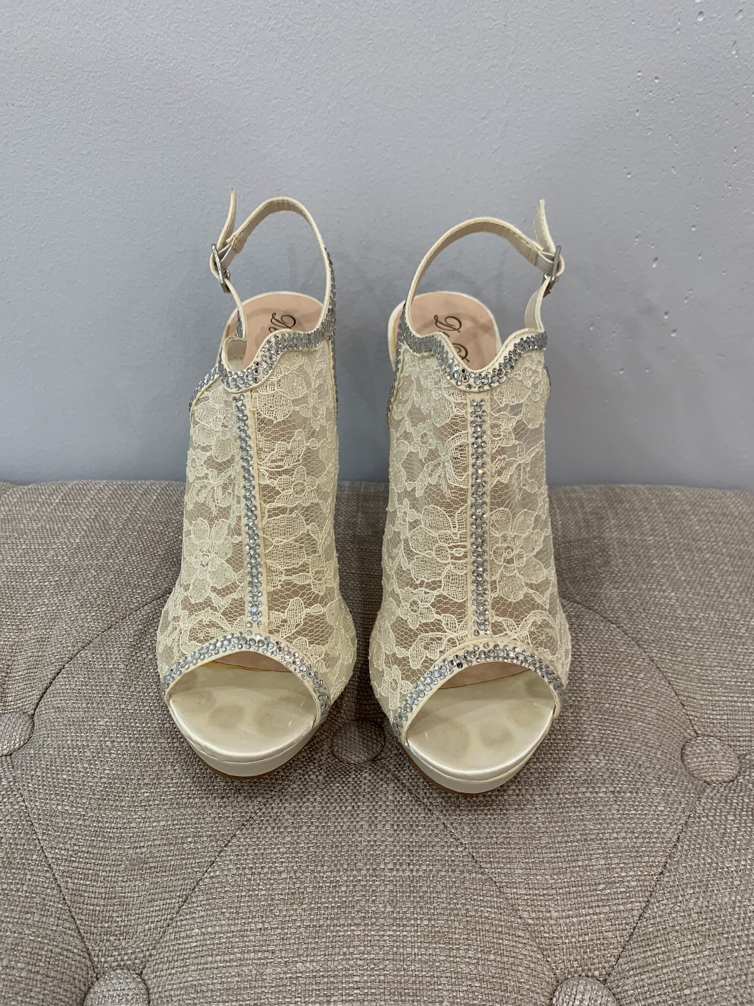 De Blossom Collection High Heels - #00225-6 - Size 8.5