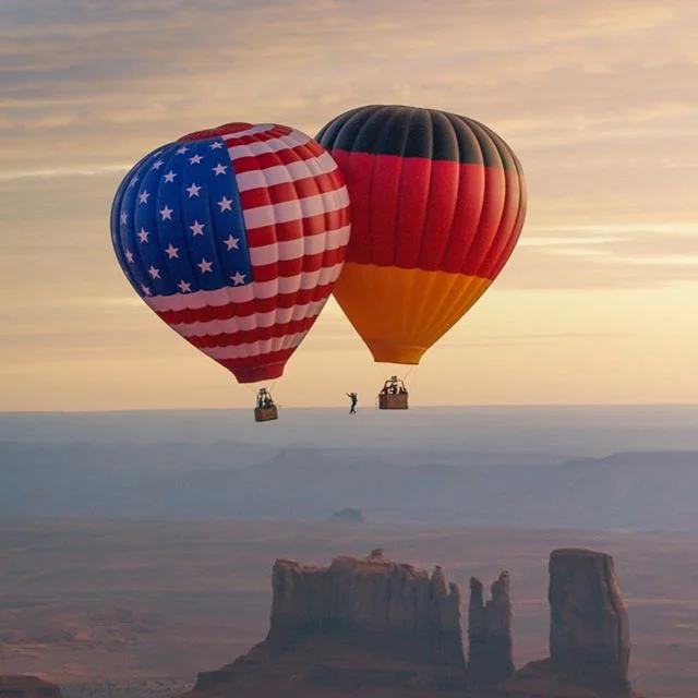 Stunning location for a slackline stunt between two balloons. 
#hotairrize #experientialmarketing #hotairballooning #marketing #stunt #monumentvalley #slackline #sunset #stuntmarketing #hotairballoon #balloons