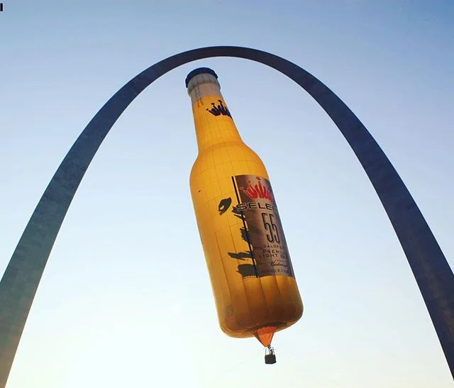 The St. Louis Arch makes a very tall Bud Select bottle seem small. .
.
.
.
.
.
#hotairballoon #balloons #stlouisarch #stlouis #experientialmarketing #marketing #eventmarketing #branding #beer #budweiser #budselect #arch #bottle #sky #sunrise #engagem