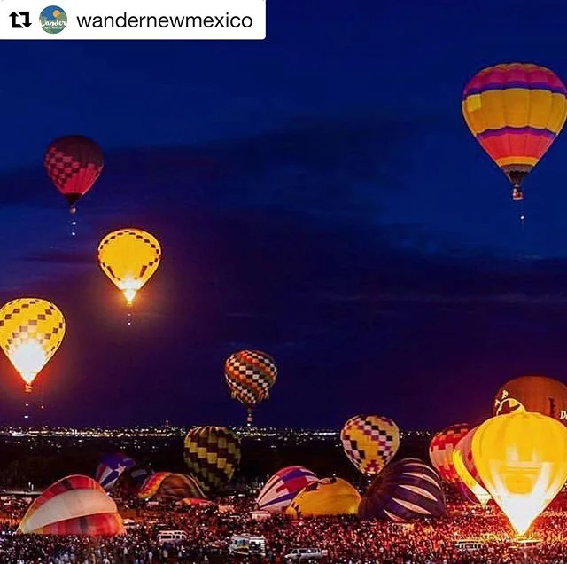 Only balloons can get this many people out before sunrise. #hotairrize #experientialmarketing #hotairballooning #marketing #hotairballoon #ballooning #branding #brand #engagementmarketing #event #eventmarketing #eventmarketingagency #marketingtips
