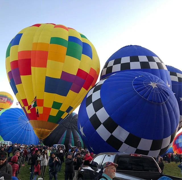 At #balloonfiesta the spectators are able to mingle among the inflating balloons. A great opportunity to interact with our team and collect the very popular balloon pins and trading cards. #hotairrize #experientialmarketing #hotairballooning #marketi