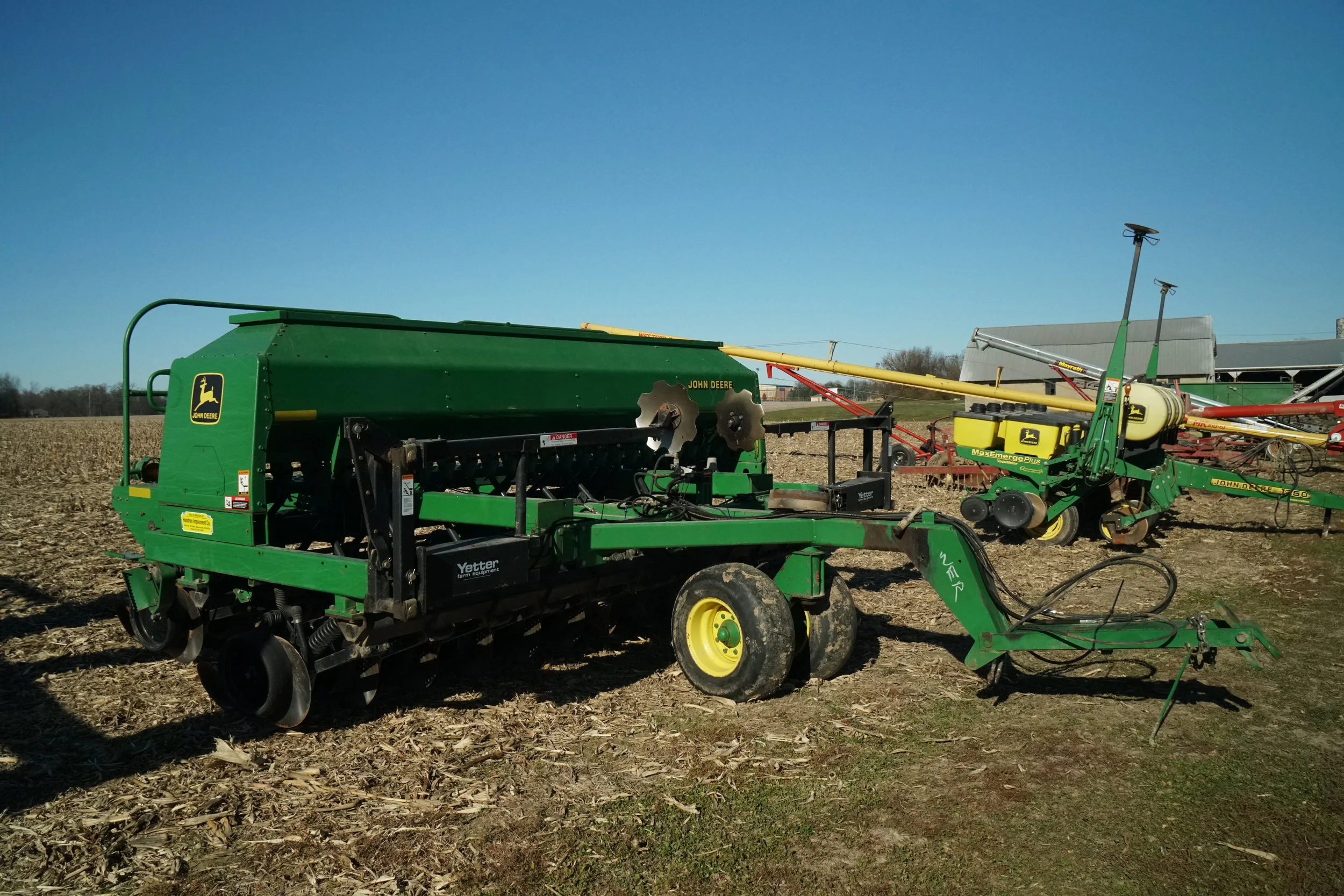 JD 1560 DRILL, NO TILL, W/YETTER MARKERS