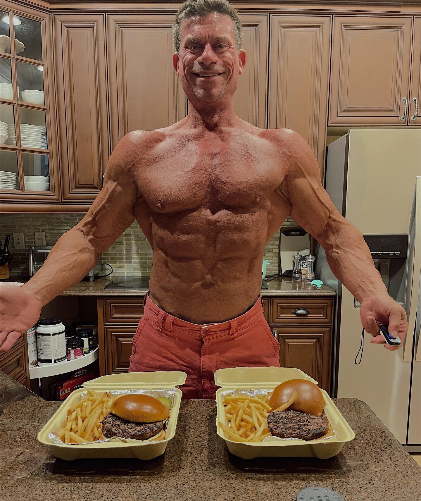 #mondaymotivation 👏🏼 THIS is how you want to be coming into a show!🍔🍟 Our IFBB PRO @mikesamitt will be hitting the Master&rsquo;s Pro Stage in Pittsburgh next week! 

Mike is currently doing 25 minutes of cardio (a leisurely outdoor walk) daily a
