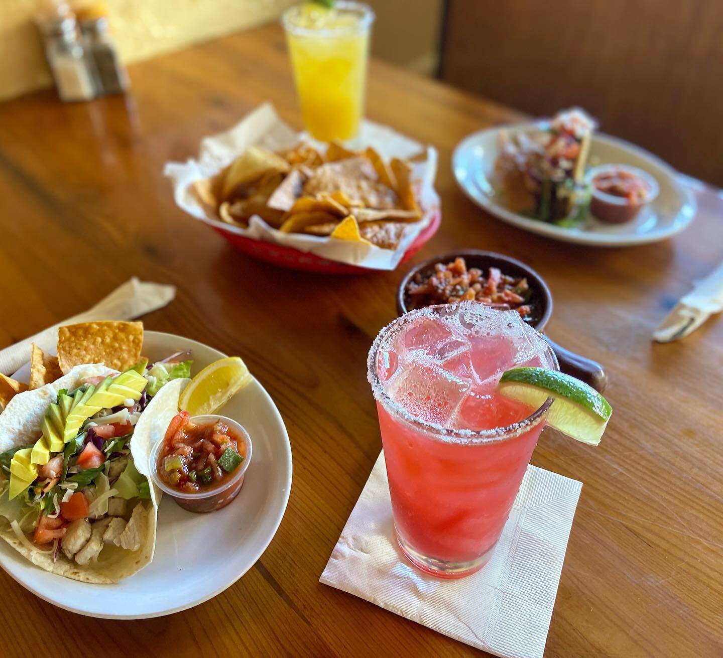 You know the drill! #tacotuesday 
.
.
.
.
.
#taco #tacos #tacotuesday #margaritas #margaritas #makawao #maui #mauihawaii #upcountry #upcountrymaui #chips #salsa #happyhour #fun