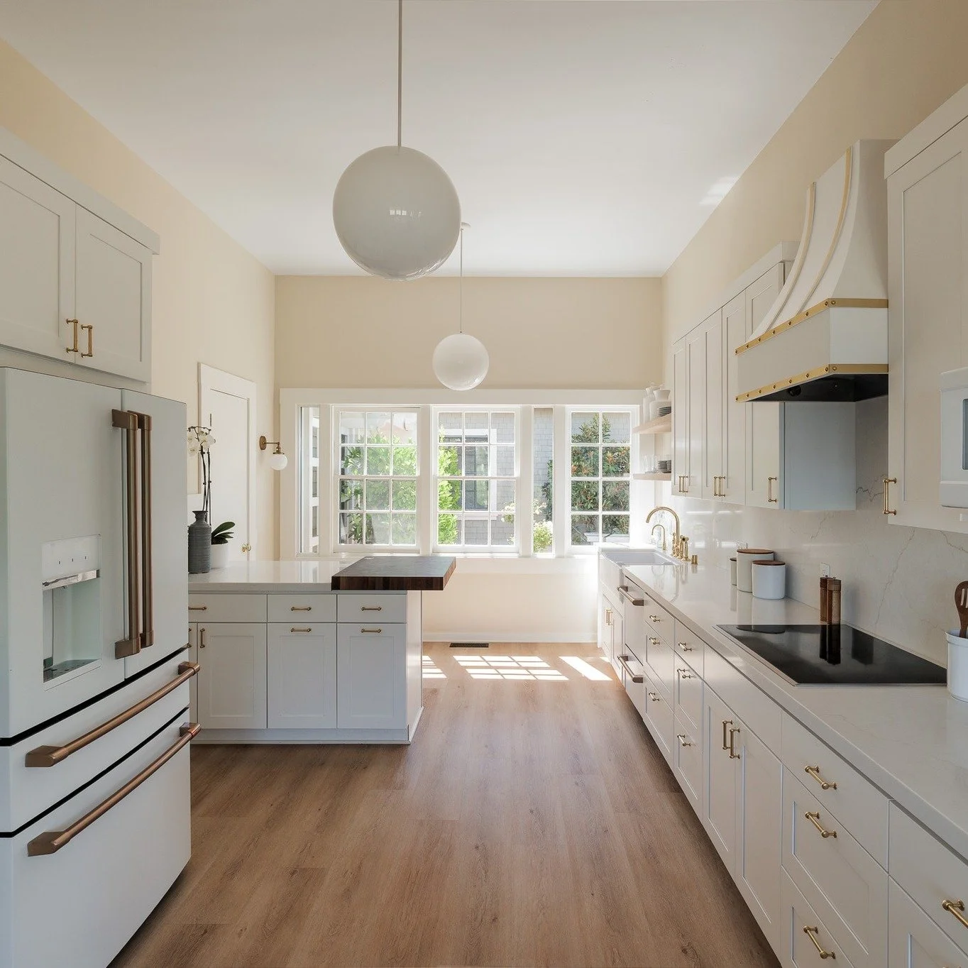 Have a look at this picture perfect kitchen from our current listing #forsale at 730 Mora Drive in Los Altos. This luxe space includes quartz countertops, professional-grade appliances, and gorgeous brass finishes. The gracious turn-of-the-century 4-
