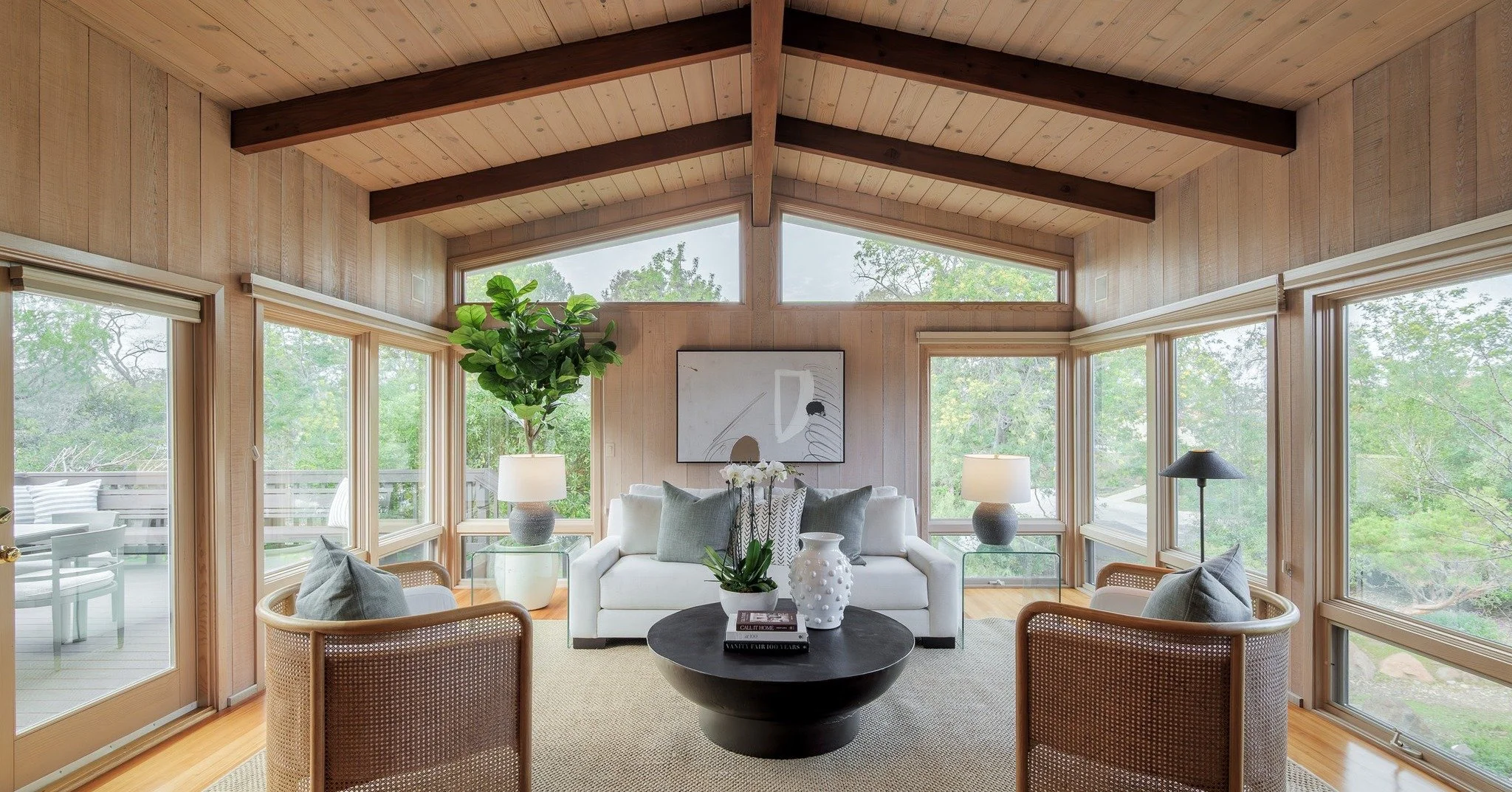 Our newest listing #forsale at 888 Robb Road in Palo Alto is positioned at the end of a quiet cul-de-sac and designed to maximize natural light and effortless indoor-outdoor flow. The home is anchored by this dramatic living room with vaulted ceiling