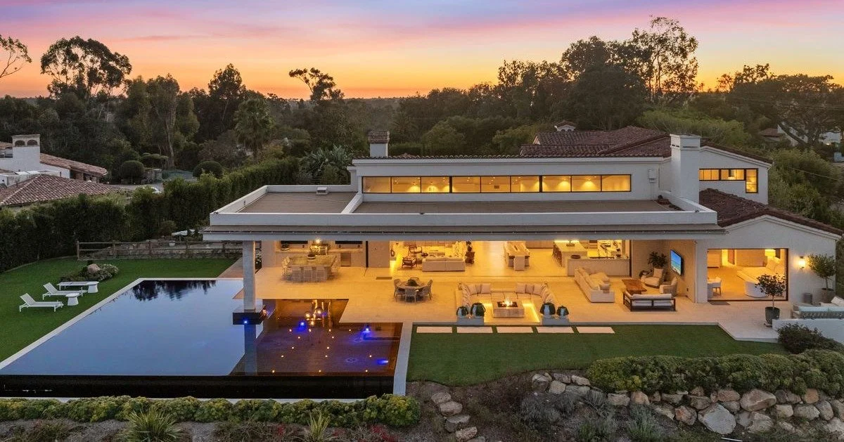 Today we are featuring a gorgeous listing at 5516 La Crescenta Road in Rancho Santa Fe presented by @heatherpatrizederocharealtor of @pacificsothebysrealty. This residence is privately gated and set across 3.87 acres in the prestigious Rancho Santa F
