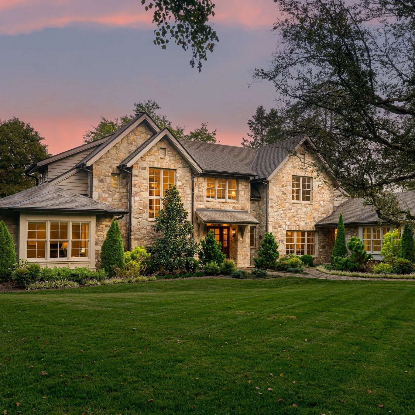 Our @sothebysmarketleaders partner, Marilyn Wright @ashevillerealtormwright  presents 402 Vanderbilt Road in Biltmore Forest. Set within one of Western North Carolina&rsquo;s most storied and sought-after enclaves, this exceptional estate blends time
