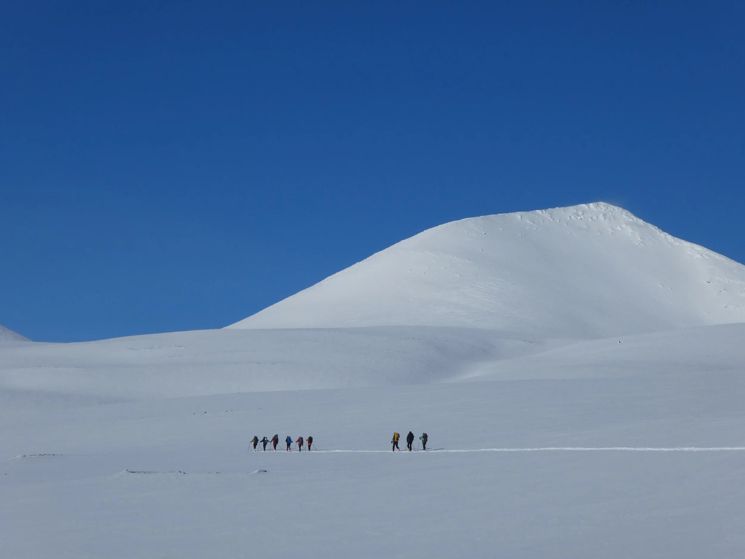 Jotunheimen byr på mange høye topper - vi hjelper deg med å ferdes trygt i fjellet.